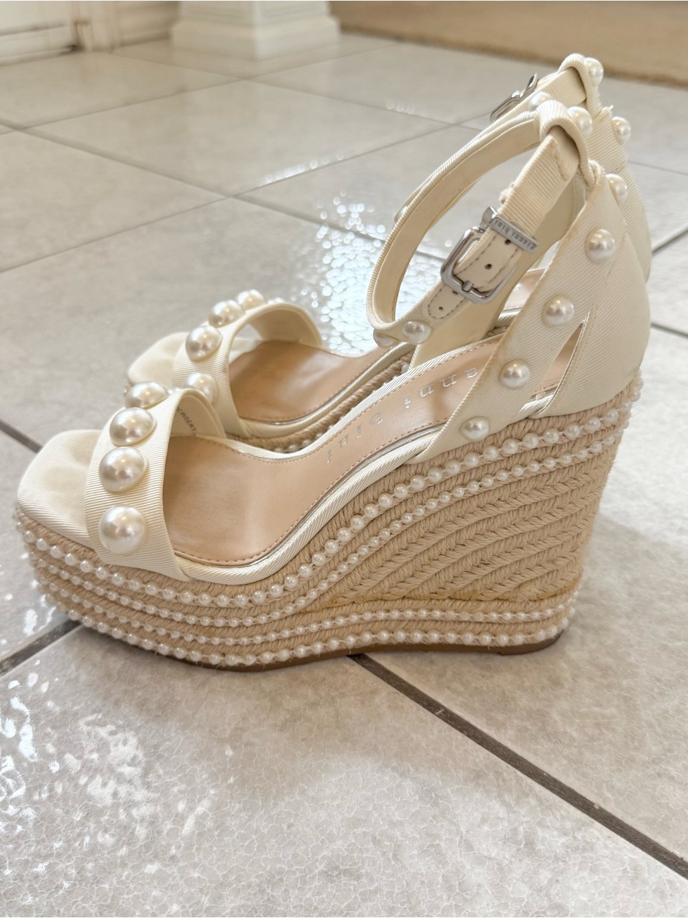 Gianni Bini Ivory Pearl-Embellished Wedge Size 6.5 - Picture 3 of 7
